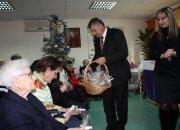 Župan Marijan Aladrović darivao je korisnike Doma u Velikoj, za Božić 2009. godine